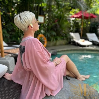 ZAYA ROSE MIDI – asymetryczna narzutka plażowa | KIMONO BY ME