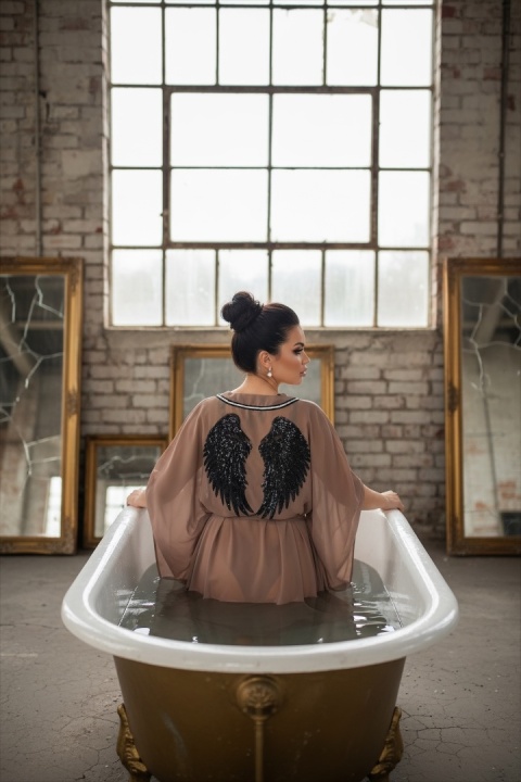 Czekoladowe kimono plażowe ze skrzydłami na plecach modelka w wannie