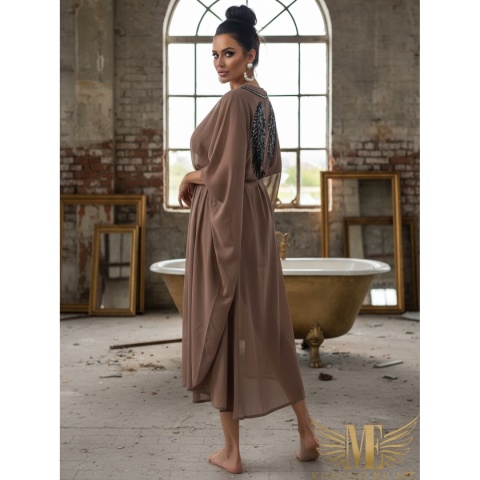 Czekoladowe kimono plażowe ze skrzydłami na plecach kobieta w wannie