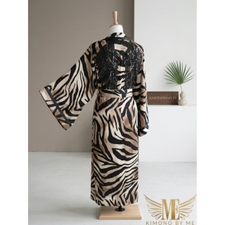 SAVANNA CHIC MAXI Klasyczne długie kimono ze skrzydłami, czekoladowa zebra